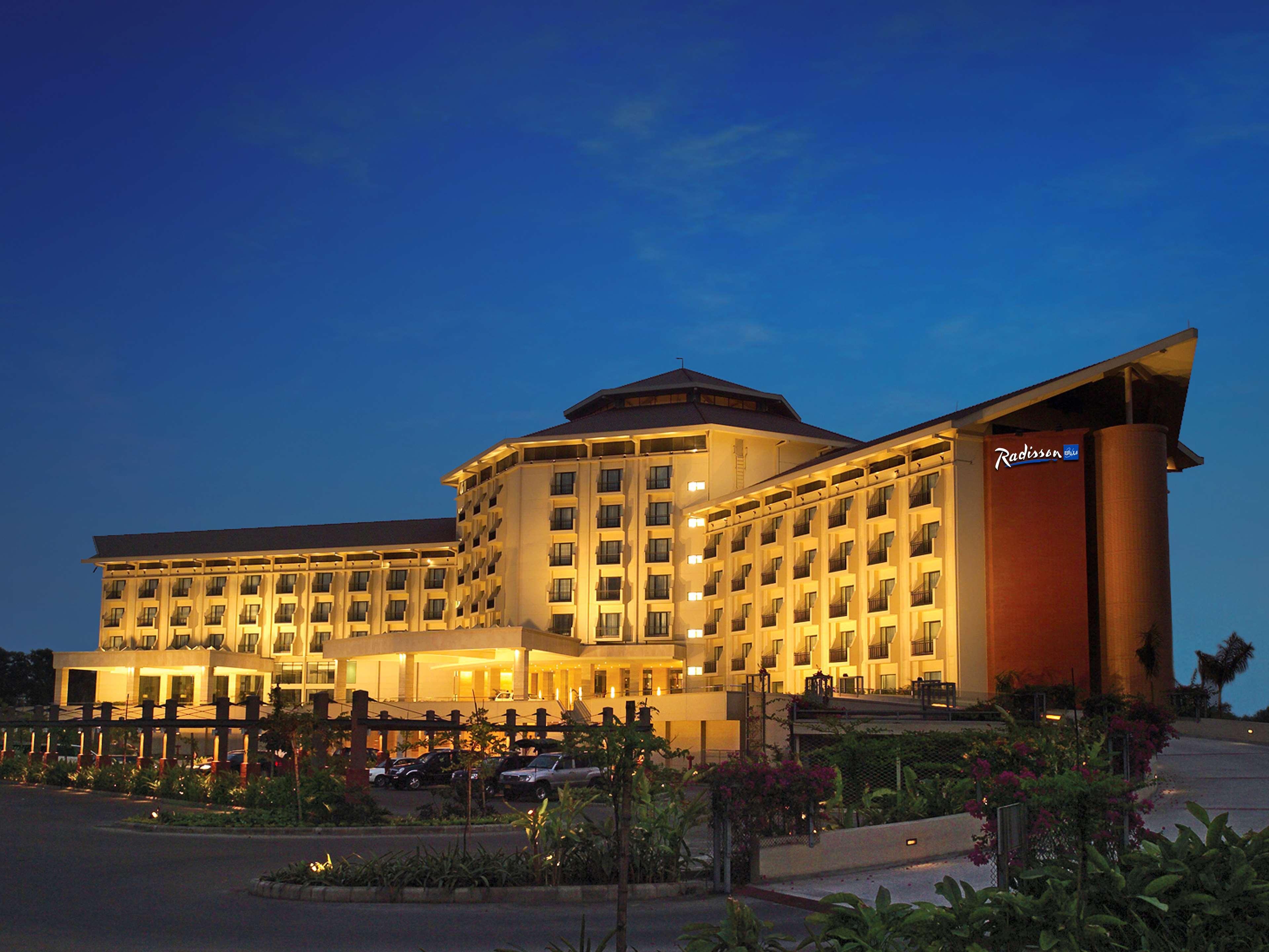 Radisson Blu Dhaka Water Garden Hotel Exterior photo