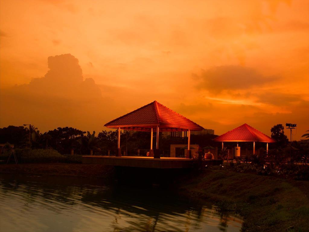 Radisson Blu Dhaka Water Garden Hotel Exterior photo