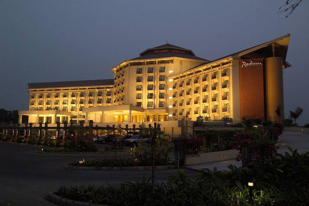 Radisson Blu Dhaka Water Garden Hotel Exterior photo